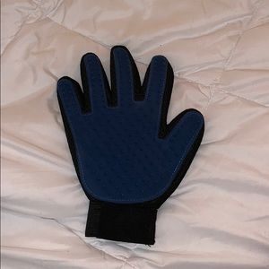 Pet grooming glove